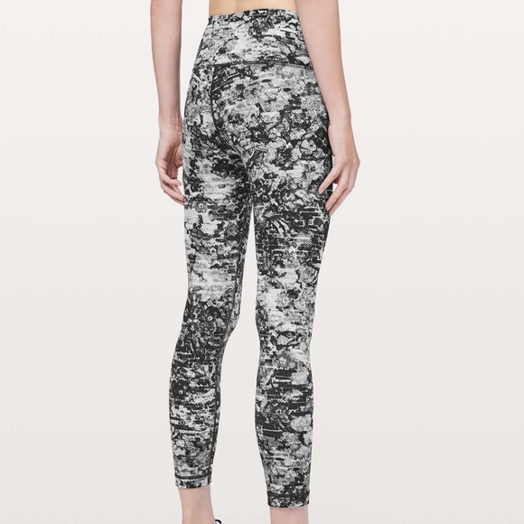 SOLD: lululemon Wunder Under High-Rise 7/8 Tight • Size 6 • Luxtreme - Picture 8 of 9